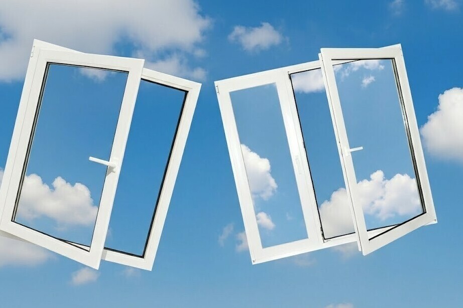 Lebdeći PVC prozori u vedrom nebu sa oblacima; jedno krilo otvoreno, drugo zatvoreno – simbol ventilacije i slobode, idealno za moderne enterijere PVC prozori - Inspiracija za prozračan enterijer | Sredi-Uredi